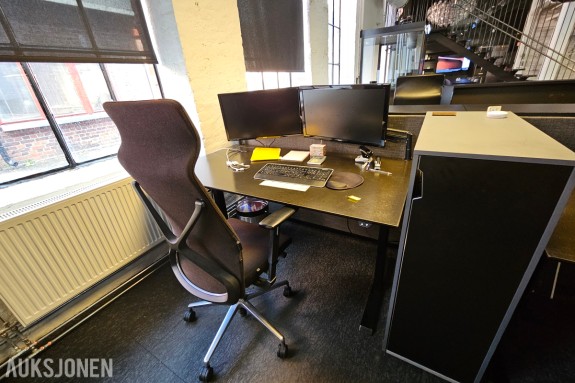 Elektrisk hev/senk-skrivebord 160 x 90 cm i sort - Linak-styring - 2 BenQ skjermer - Holmris skap - kontorstol med nakkestøtte