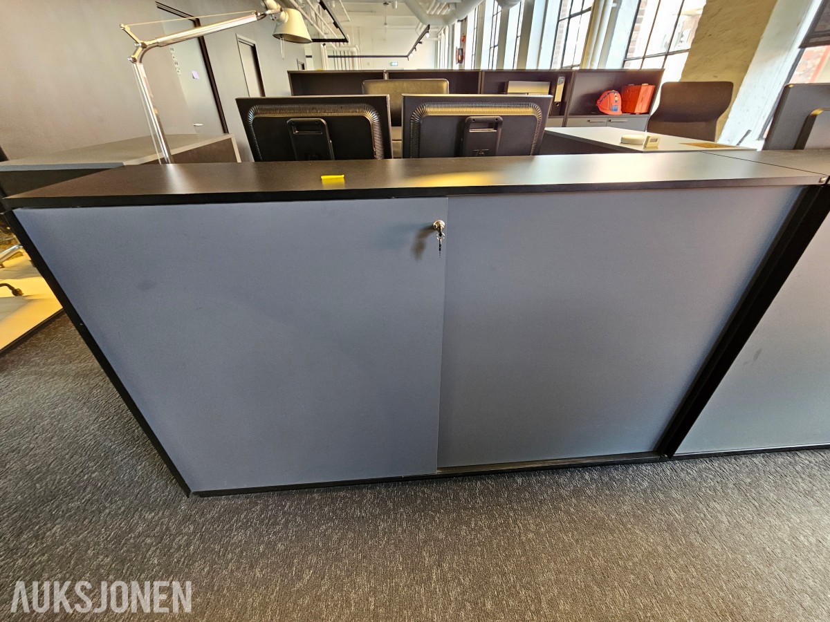 Holmris My Urban oppbevaringsreol med skyvedører