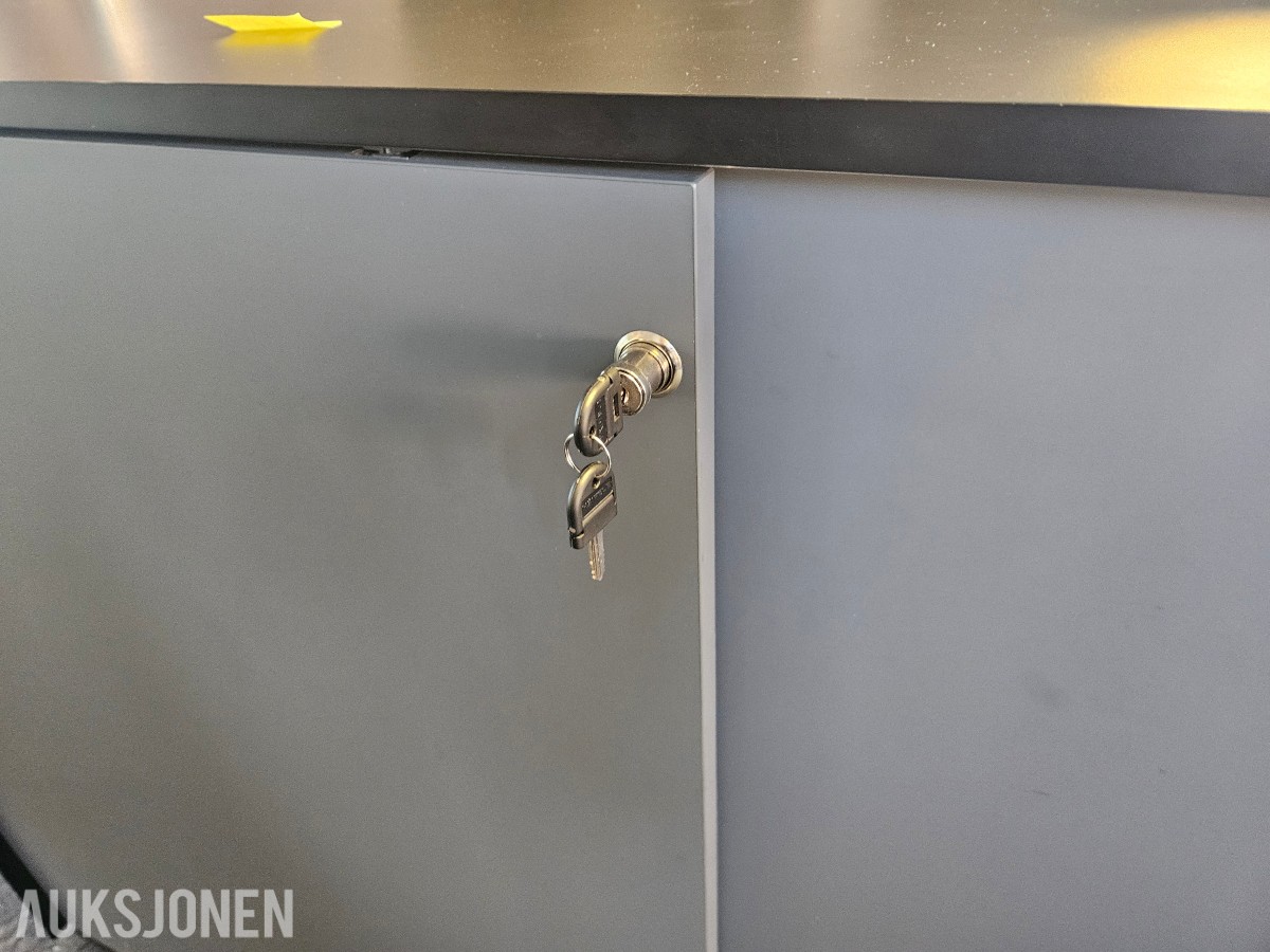 Holmris My Urban oppbevaringsreol med skyvedører