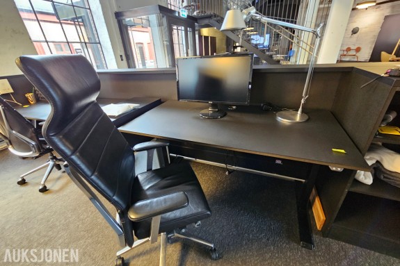 Elektrisk hev/senk-skrivebord 160 x 80 cm i sort - Linak-styring - dataskjerm og arbeidslampe - kontorstol i sort skinn