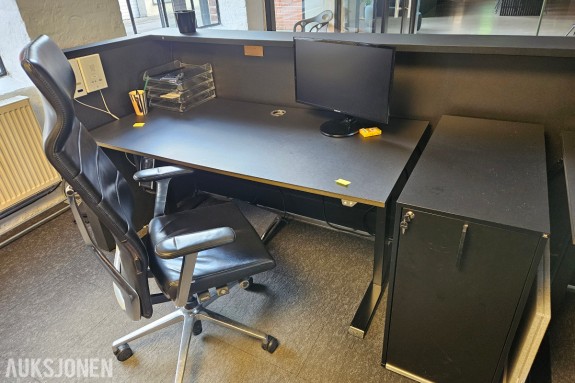 Elektrisk hev/senk-skrivebord i sort - Linak-styring - dataskjerm - Holmris skap med lås -kontorstol i sort skinn