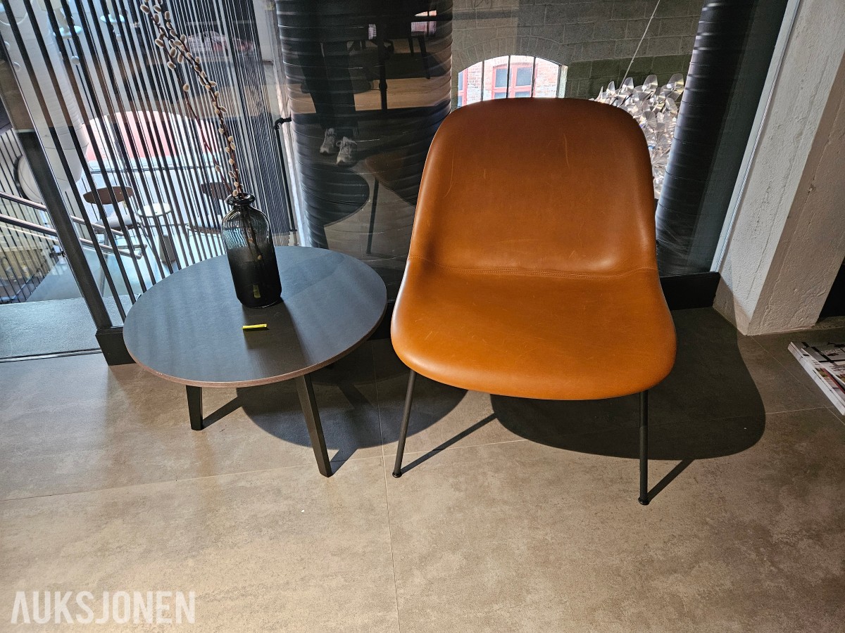 Muuto Fiber Lounge Chair med rundt sidebord