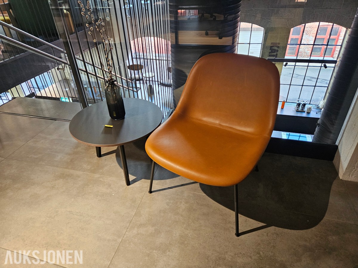 Muuto Fiber Lounge Chair med rundt sidebord