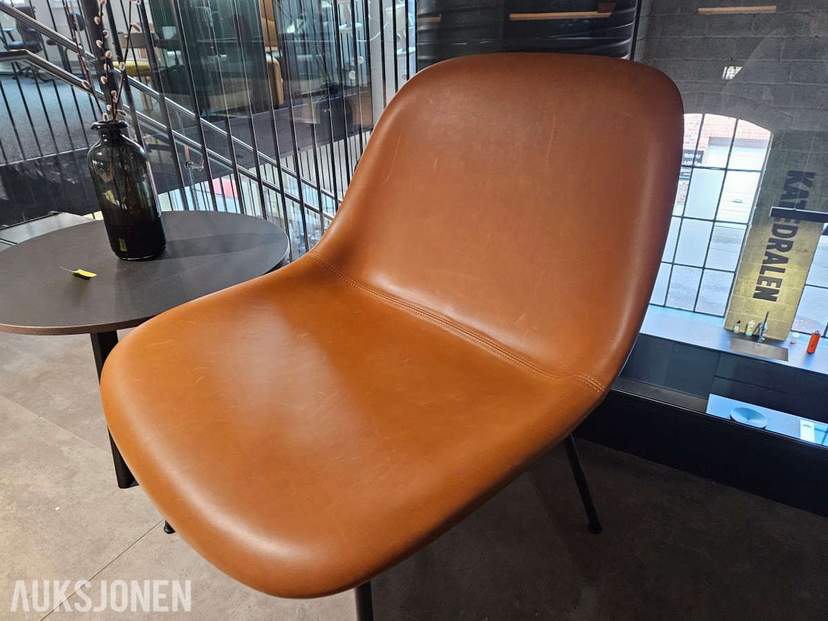 Muuto Fiber Lounge Chair med rundt sidebord
