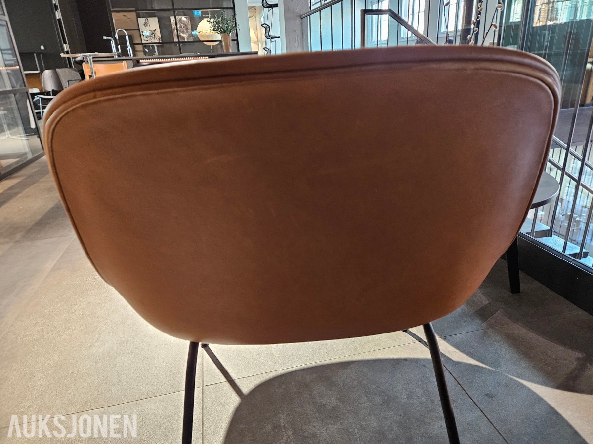 Muuto Fiber Lounge Chair med rundt sidebord