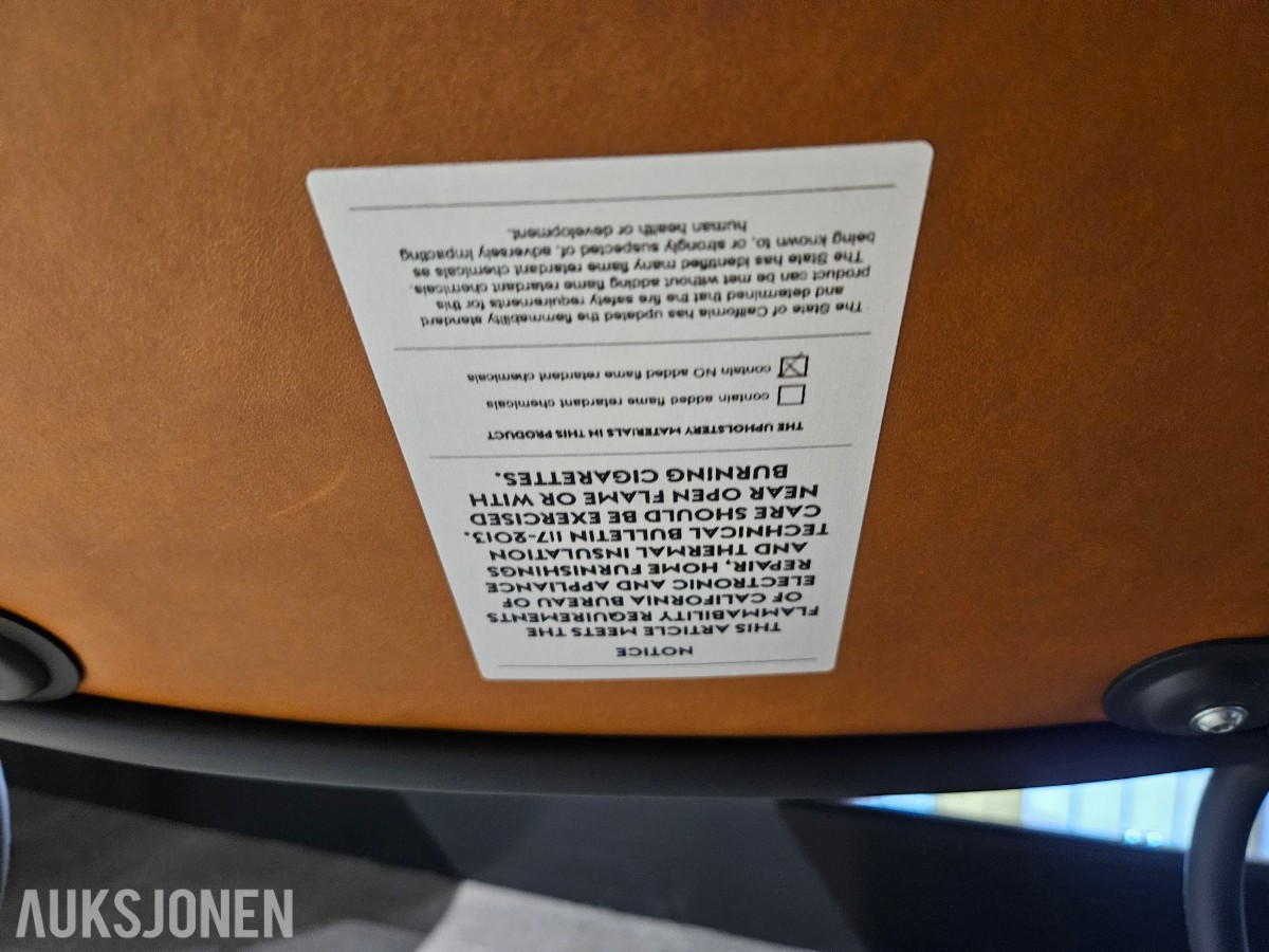 Muuto Fiber Lounge Chair med rundt sidebord