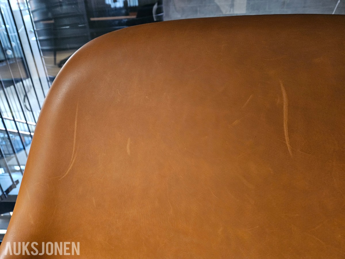 Muuto Fiber Lounge Chair med rundt sidebord