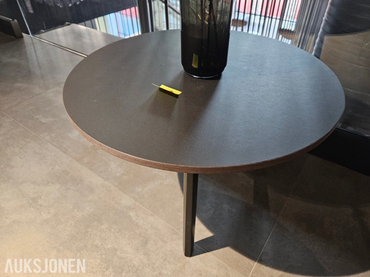 Muuto Fiber Lounge Chair med rundt sidebord
