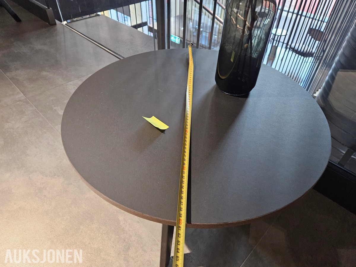 Muuto Fiber Lounge Chair med rundt sidebord