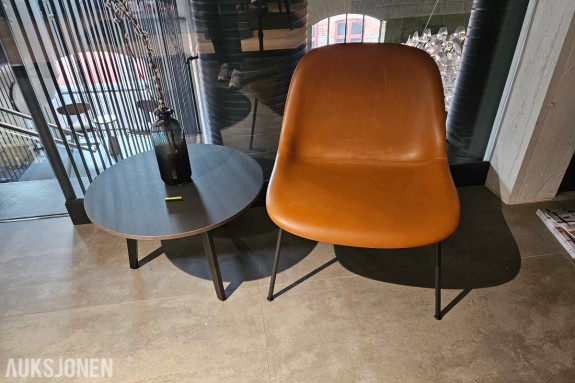 Muuto Fiber Lounge Chair med rundt sidebord
