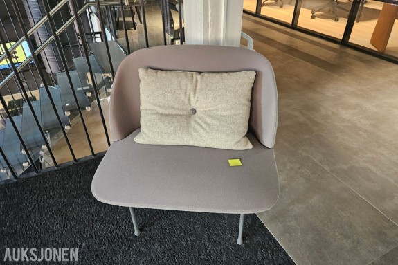 Loungestol i grå tekstil - buet rygg - tynne metallben - løs pute med knapp
