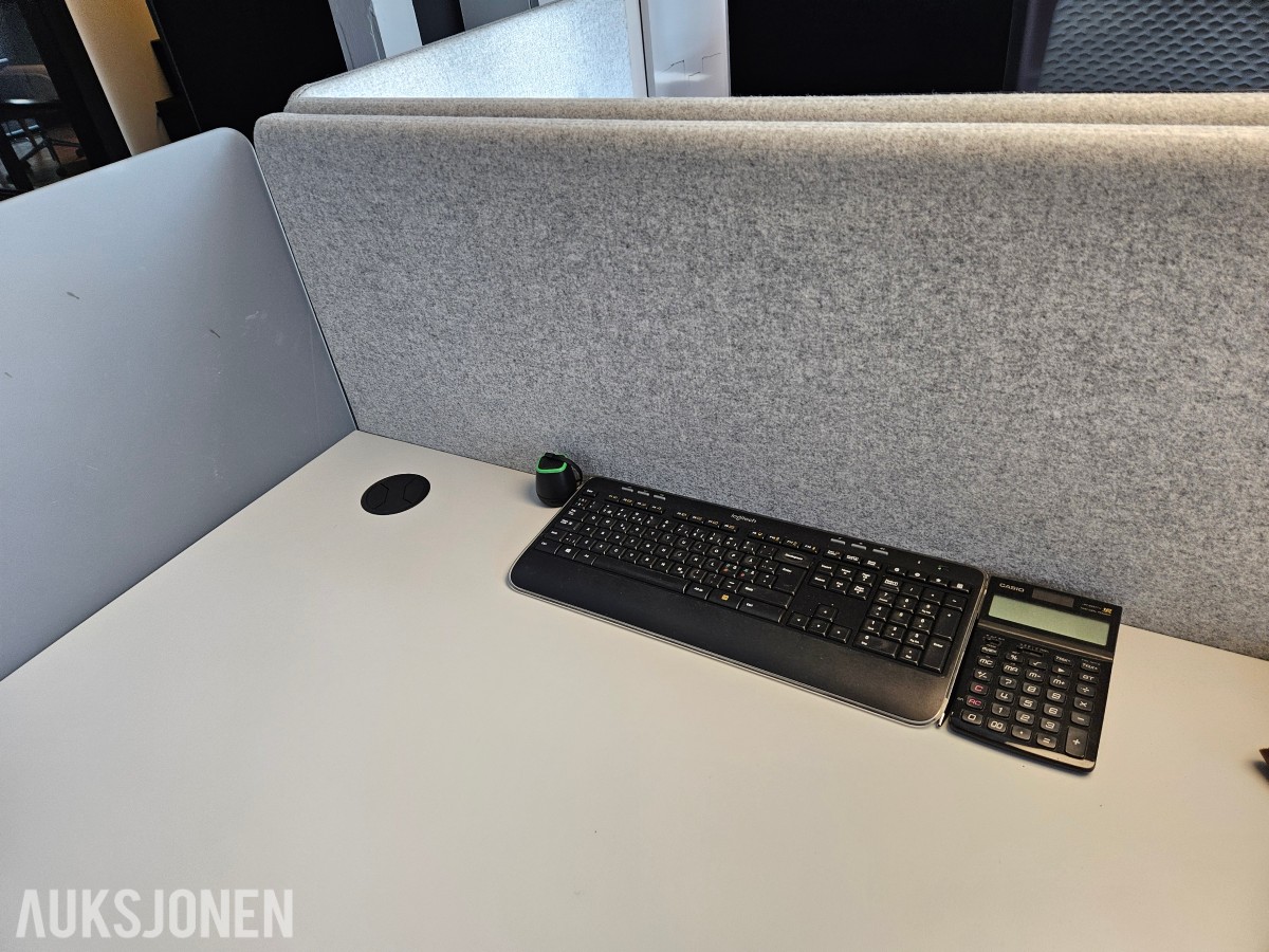 Hev-/senk arbeidsplass med Sedus Open Up kontorstol og skjermvegger