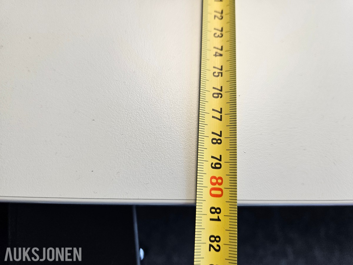 Hev-/senk arbeidsplass med Sedus Open Up kontorstol og skjermvegger