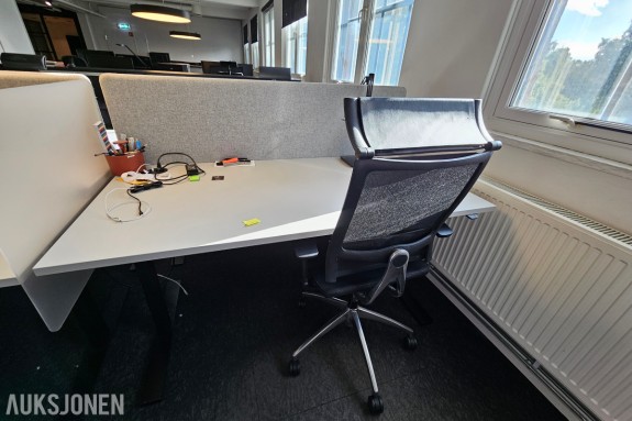 Elektrisk hev- og senkbart skrivebord - hvit plate - Linak styring - med Sedus kontorstol