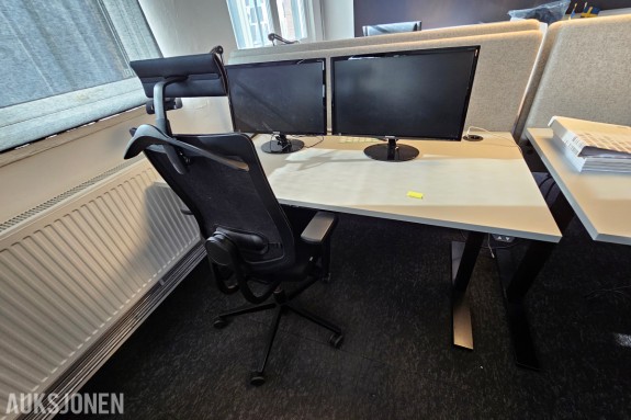 Elektrisk hev/senk-skrivebord med Linak-styring - 2 Samsung skjermer - Luxo arbeidslampe - Sedus kontorstol med nakkestøtte