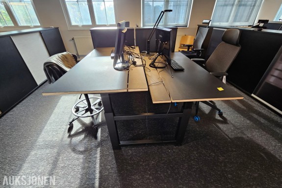 2 elektriske hev/senk-skrivebord 160 x 80 cm i sort - Linak-styring - dataskjermer - Sedus se:kit kontorstol og arbeidsstol