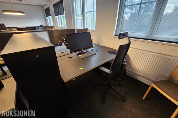 Arbeidsplasser med elektriske hev/senk-skrivebord i sort - Linak-styring - Samsung skjermer - låsbart skap - kontorstoler