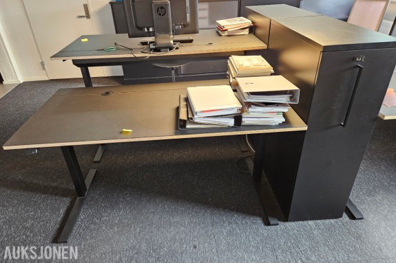 Elektrisk hev/senk-skrivebord i sort - Linak-styring - strømuttak med USB i bordplaten - Arkivskap