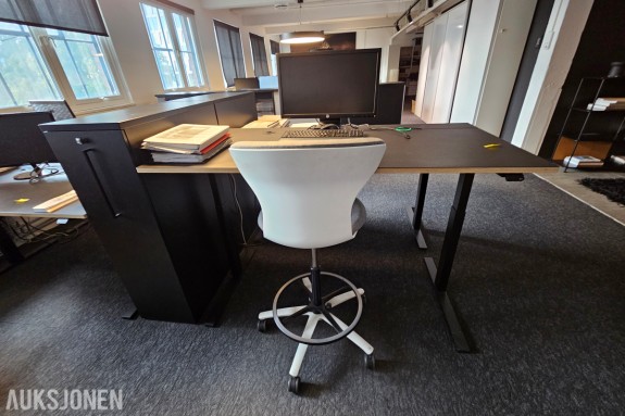 Elektrisk hev/senk-skrivebord i sort - Linak-motorer - HP dataskjerm og tastatur - høyt skap med lås - arbeidsstol med fotring