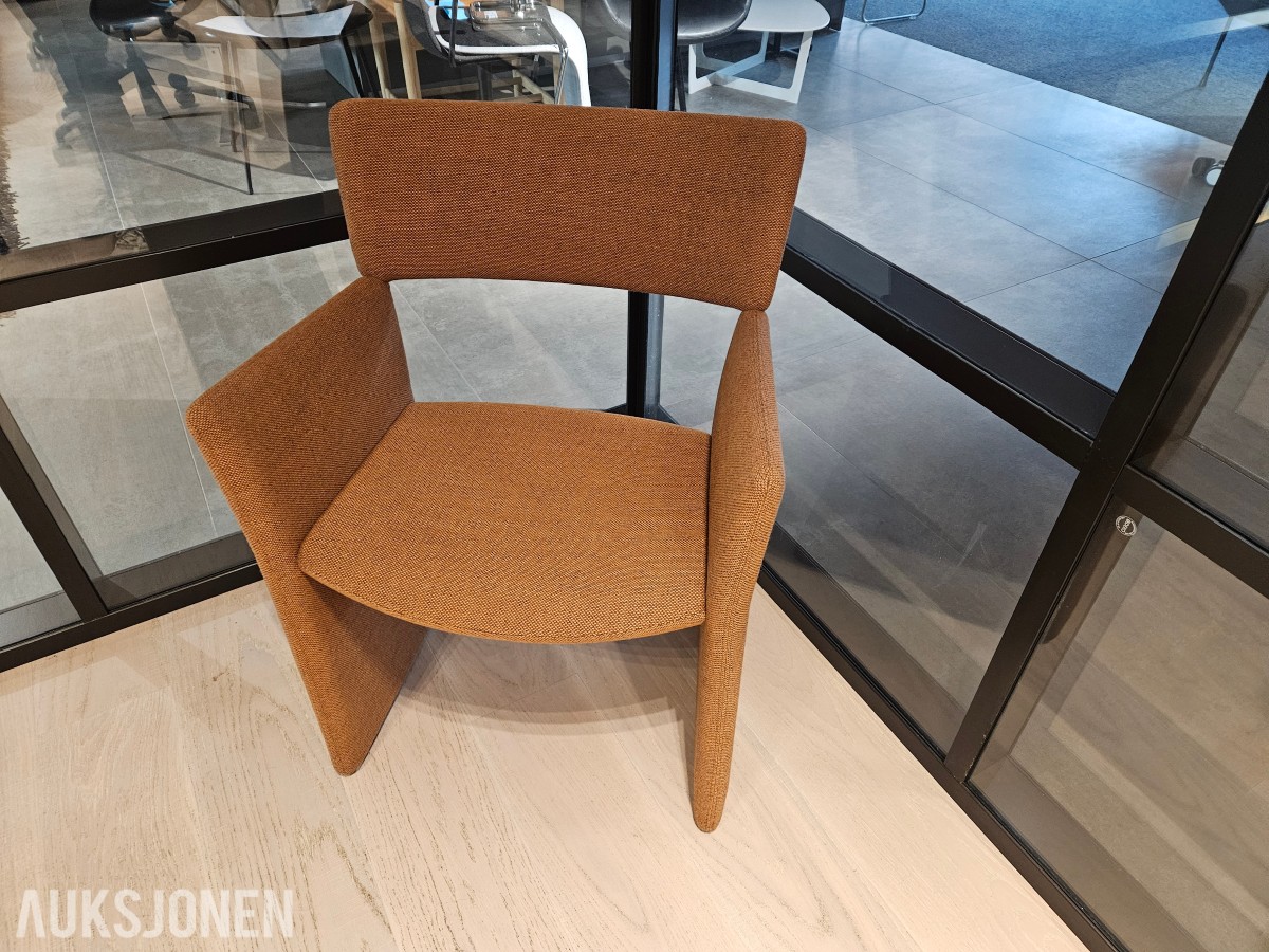 Massproductions Crown Armchair – designstol i Kvadrat-tekstil