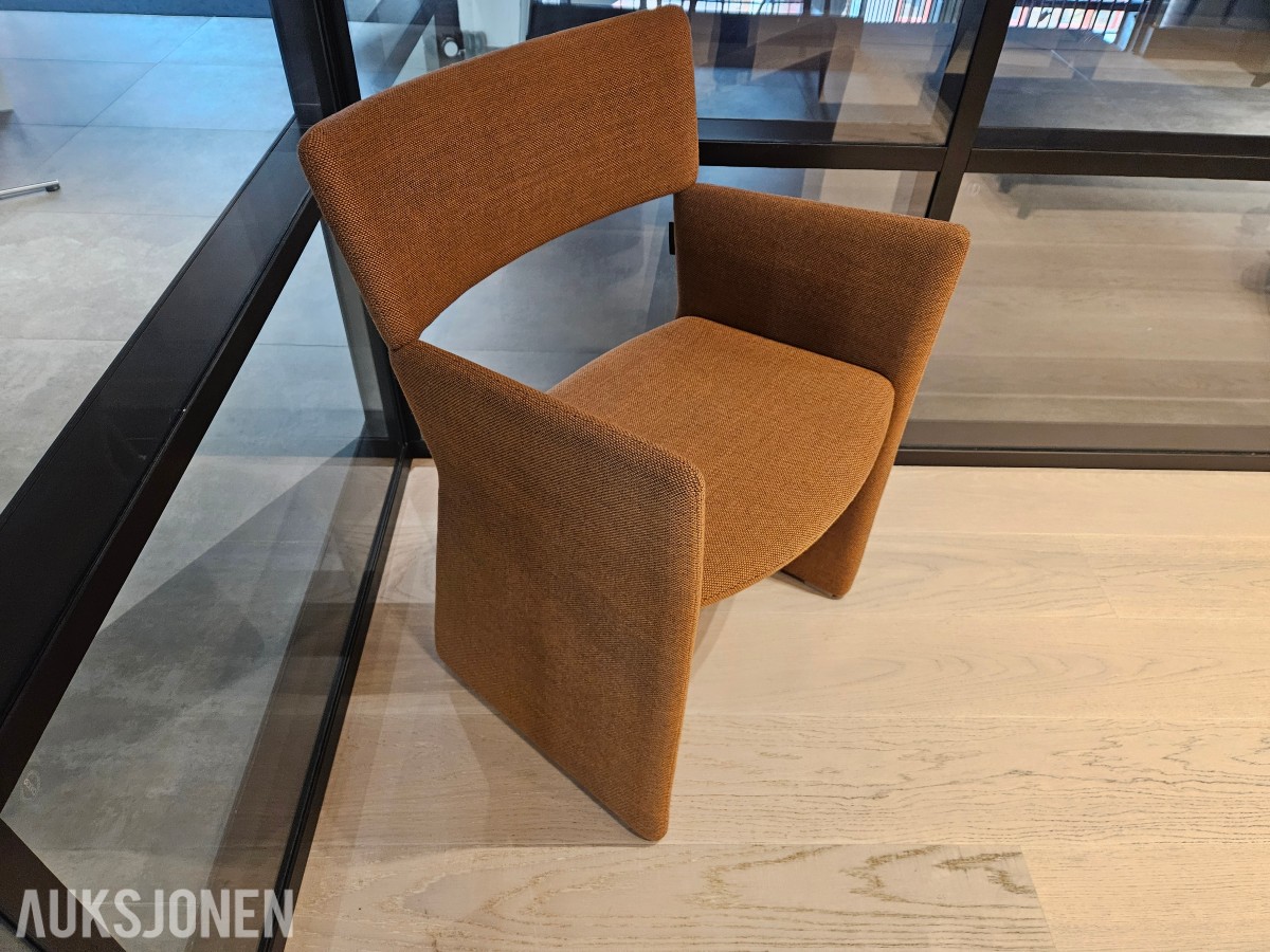 Massproductions Crown Armchair – designstol i Kvadrat-tekstil