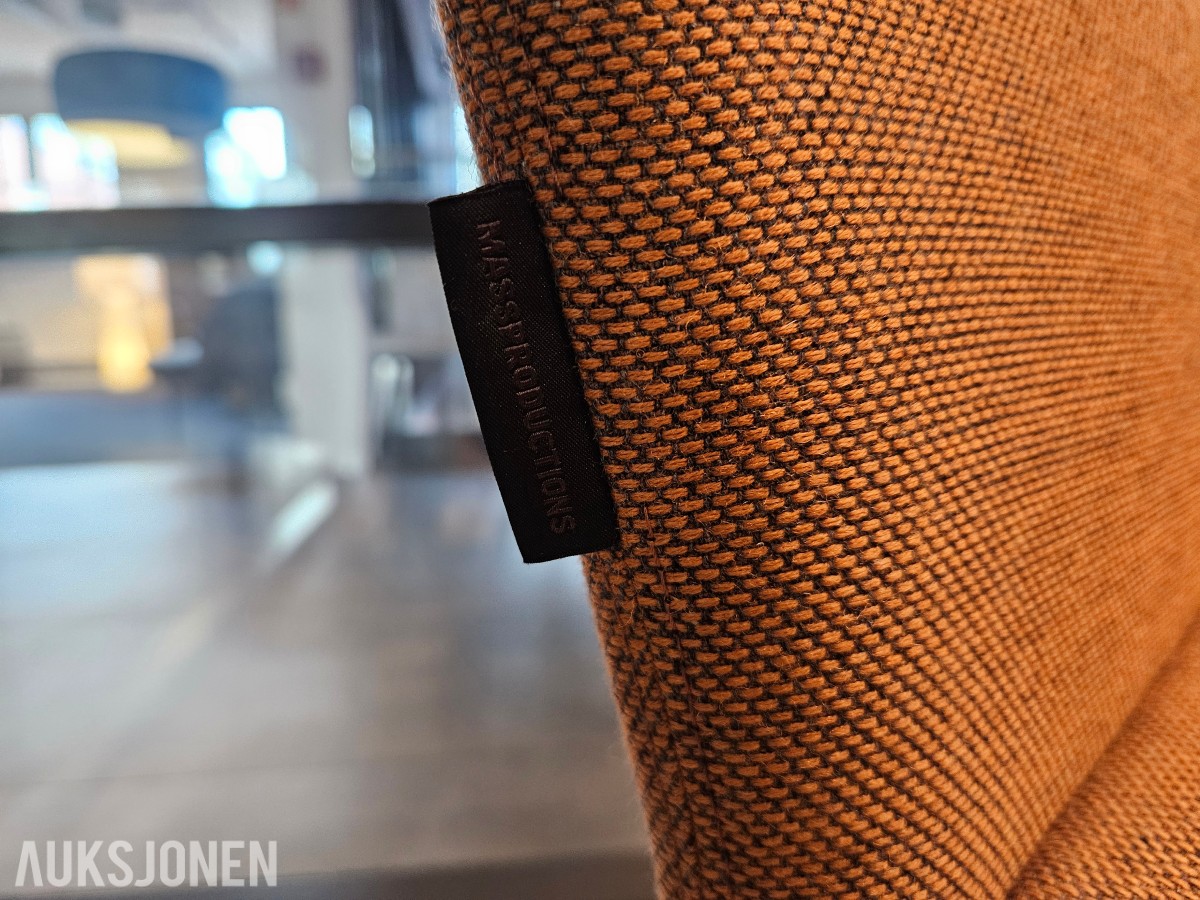 Massproductions Crown Armchair – designstol i Kvadrat-tekstil