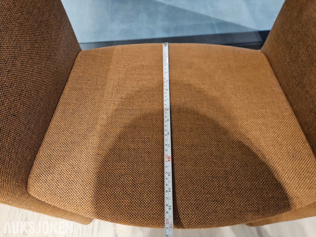 Massproductions Crown Armchair – designstol i Kvadrat-tekstil