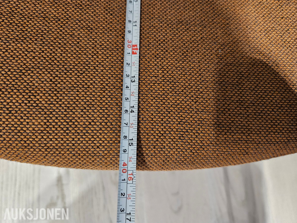 Massproductions Crown Armchair – designstol i Kvadrat-tekstil