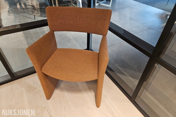 Massproductions Crown Armchair – designstol i Kvadrat-tekstil