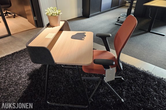 Sedus Secretair Home arbeidsbord med Vitra ACX Mesh kontorstol