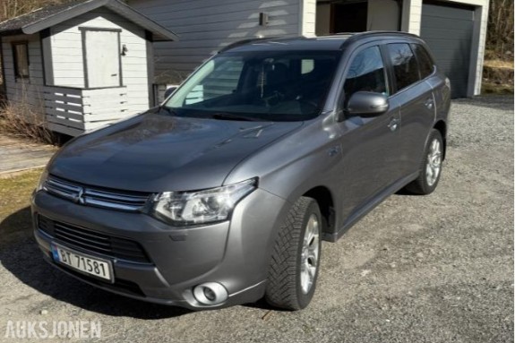 2014 Mitsubishi OUTLANDER PHEV 2.0 121hk 4WD automat adaptiv cruisekontroll skinn s+v dekk eu ok 11.2027