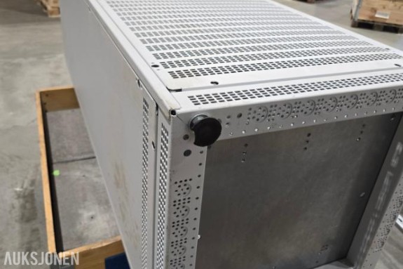 Stort parti tele-/IT-utstyr – rackskap, antenner, installasjonsmateriell og komponenter