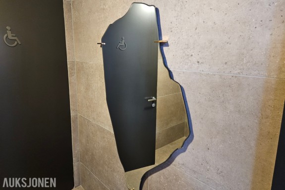 Veggspeil med organisk form - røykfarget glass - messingfargede braketter - høyde 140 cm