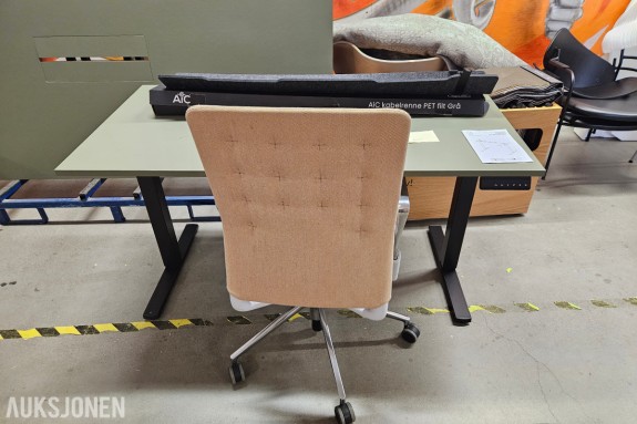 Elektrisk hev/senk-skrivebord 140 x 70 cm i grønngrå - JERN of Scandinavia understell -kabelrenne i filt - kontorstol
