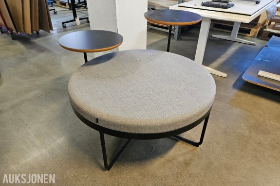 Johanson Rund puff i grå tekstil - svart metallunderstell - integrert sidebord med mørk plate -loungemøbel