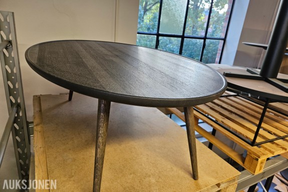 Ovalt sofabord fra Mater - mørkbeiset eik - 120 x 80 cm