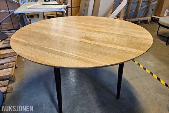Rundt bord i eik fra Soon Snekkerverksted - Ø 120 cm - sorte koniske ben - høyde 72 cm 