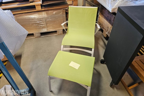 Loungestol / solstol med fotskammel - hvit aluminiumsramme - limegrønt netttrekk - armlener i hvitt