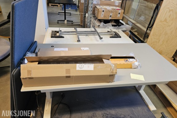 Holmris B8 elektrisk hev/senk-skrivebord - 160 x 80 cm - lys grå plate - hvitt understell ⁠