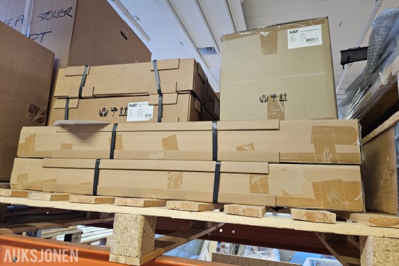 2 stk HAY Ceramic Table Ø 90 i esker - Bordeaux keramikkplate - betongfot - krem søyle