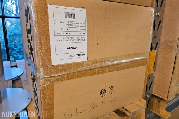 Muuto Stacked Storage System 2.0 - modul med dør - lys grå - medium - artikkel 15663