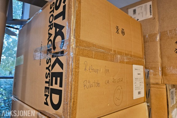 Muuto Stacked Storage System 2.0 - modul med dør - lys grå - medium - artikkel 15663 