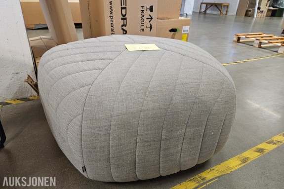 Muuto femkantet puff - lys grå tekstil - quiltede sømmer - lav modell 