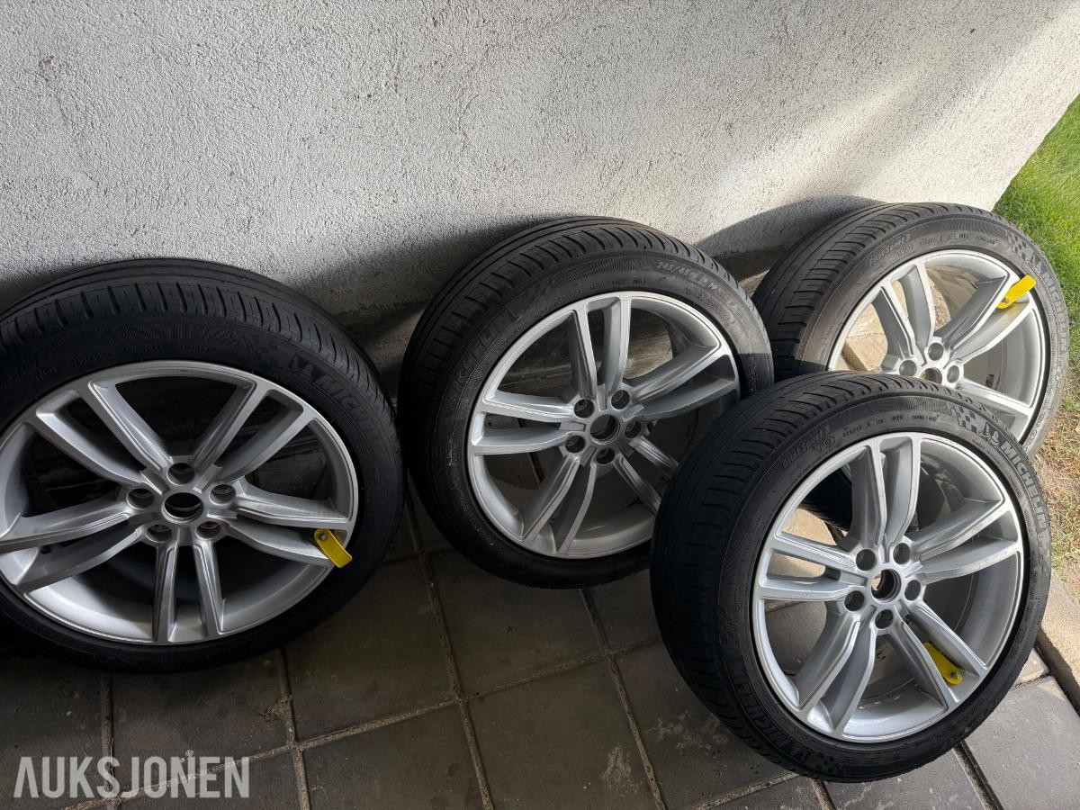 2017 Michelin sommerdekk på tesla felg 245/45 R19 *Ingen minstepris*