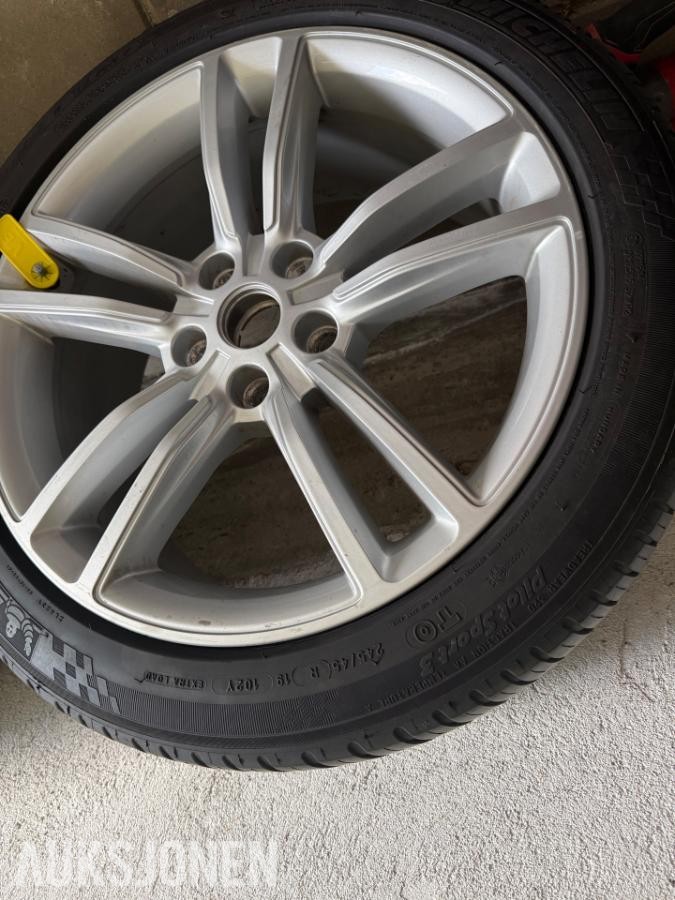 2017 Michelin sommerdekk på tesla felg 245/45 R19 *Ingen minstepris*