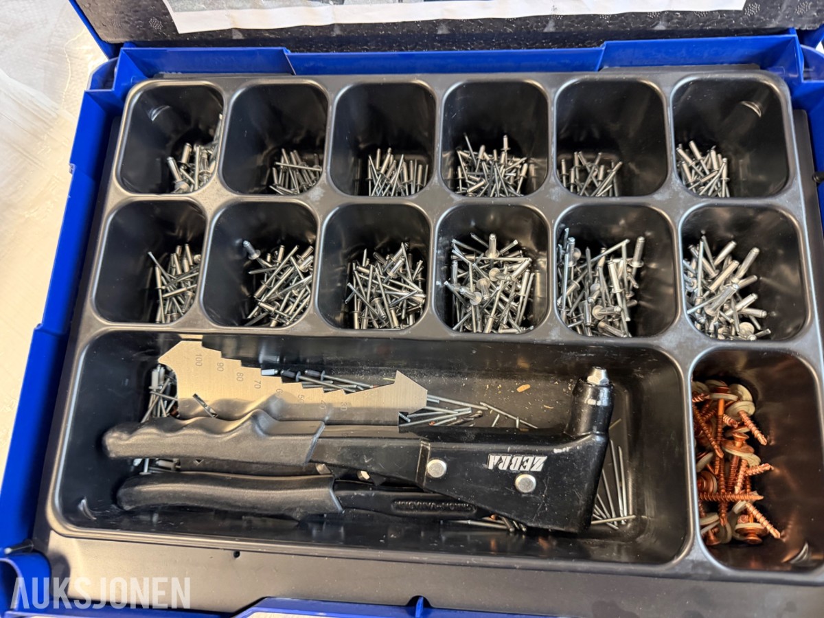 2 stk. Kofferter med poptenger og div. poppnagler fra Berner