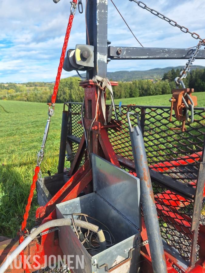 Hjemmelaget Tømmerhenger -med støtteben og vinsj