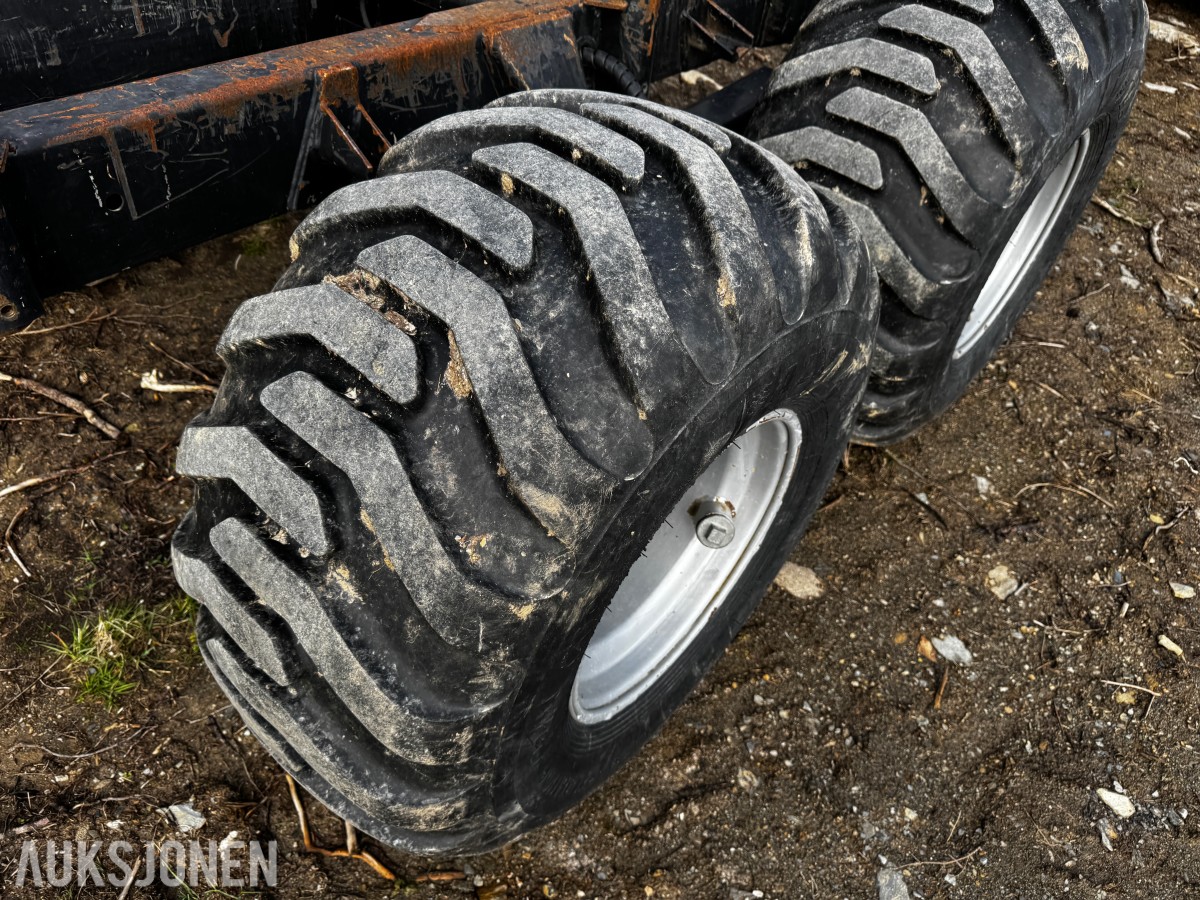 2007 Valtra N141 Twin-Trac traktor med Nokka tømmerhenger 