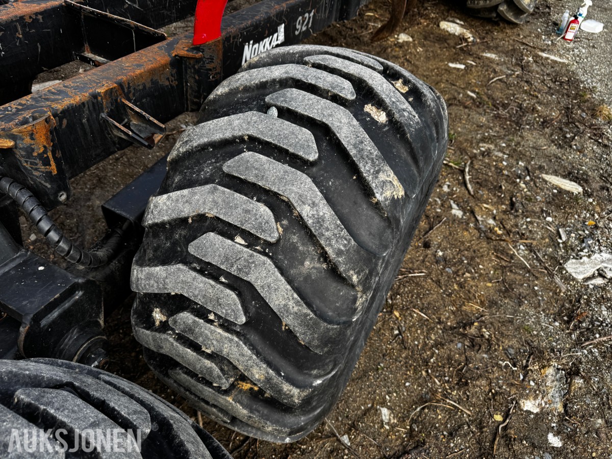 2007 Valtra N141 Twin-Trac traktor med Nokka tømmerhenger 