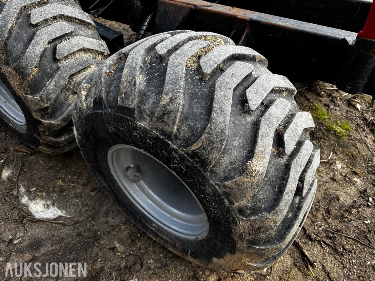 2007 Valtra N141 Twin-Trac traktor med Nokka tømmerhenger 
